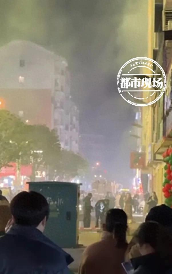 重庆一步行街突发爆炸，浓烟滚滚，路人闻声纷纷逃离？当地回应：虚假信息！